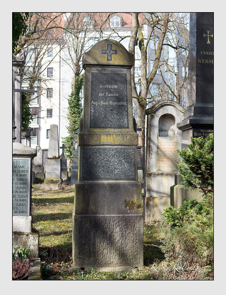 Grab der Familie Baur-Breitenfeld auf dem Alten Südfriedhof München (März 2014)